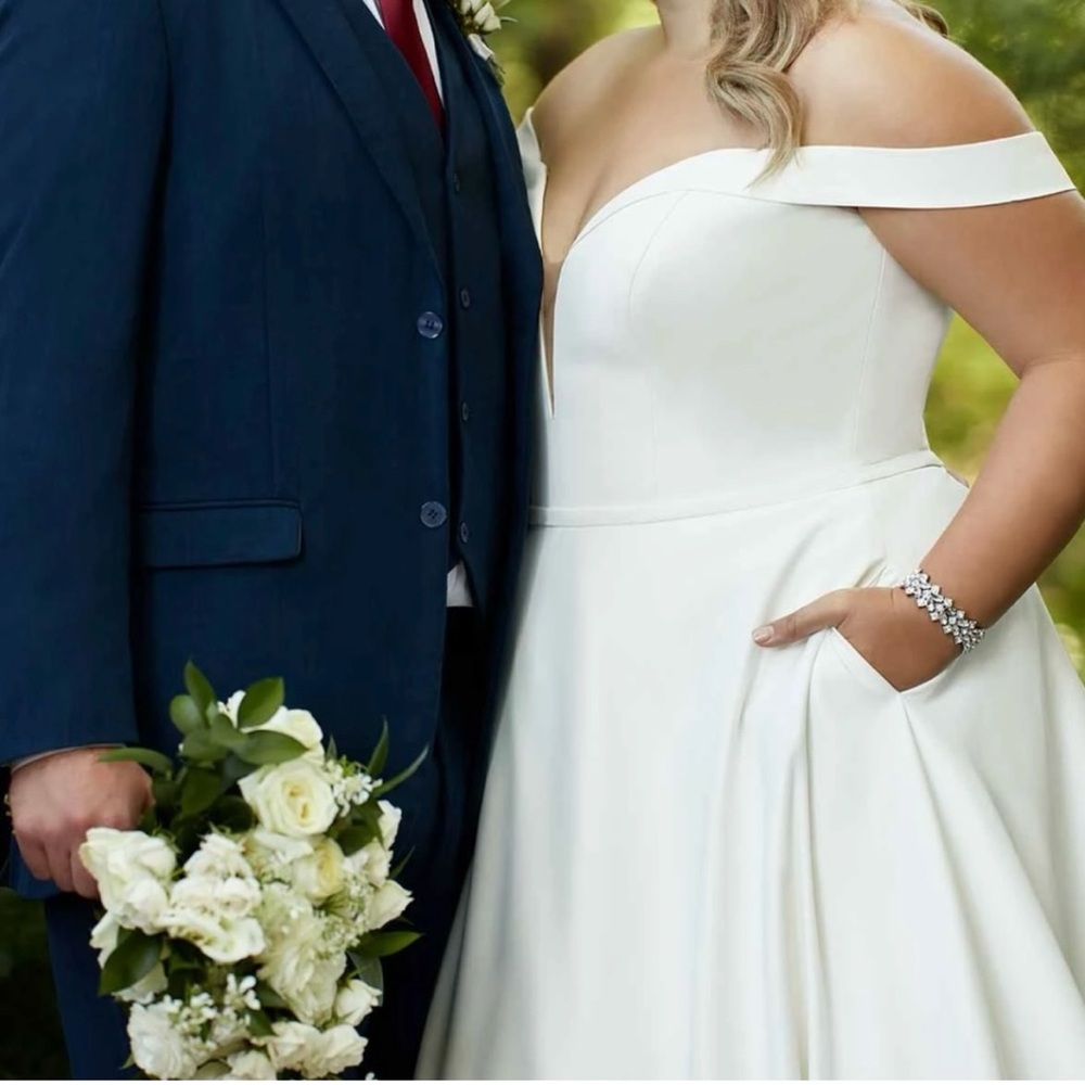 Elegant Off-Shoulder White Wedding Dress - Picture 9 of 9